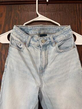 American Eagle light blue denim high-rise Mom Jeans